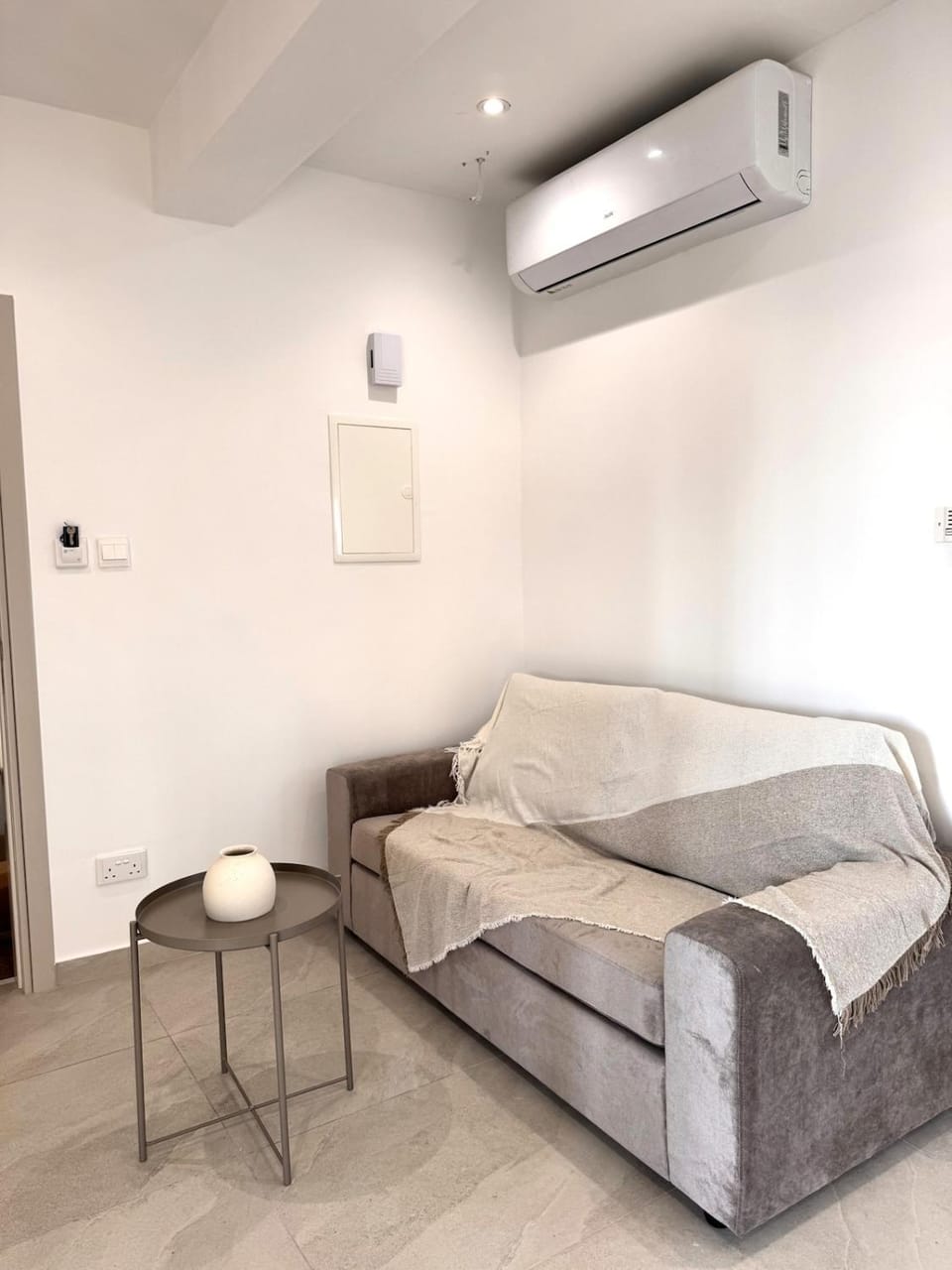 Seating area, air conditioner