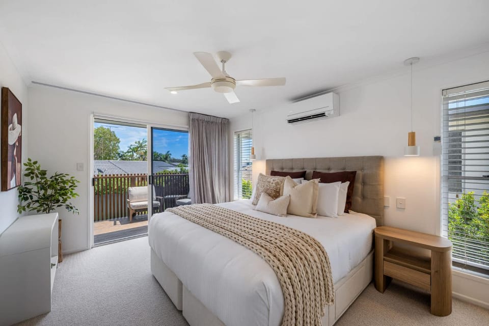 Mooloolaba Canal Retreat with Pool Sleeps 12 House in Sunshine Coast