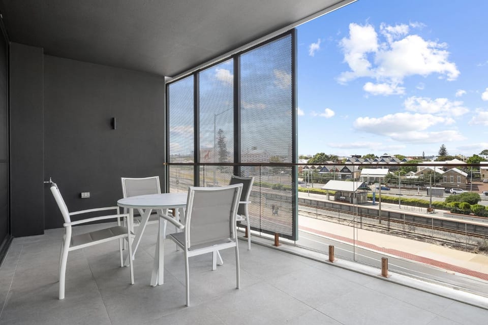 Bright 1-Bedroom Escape with Private BBQ Apartment in North Fremantle