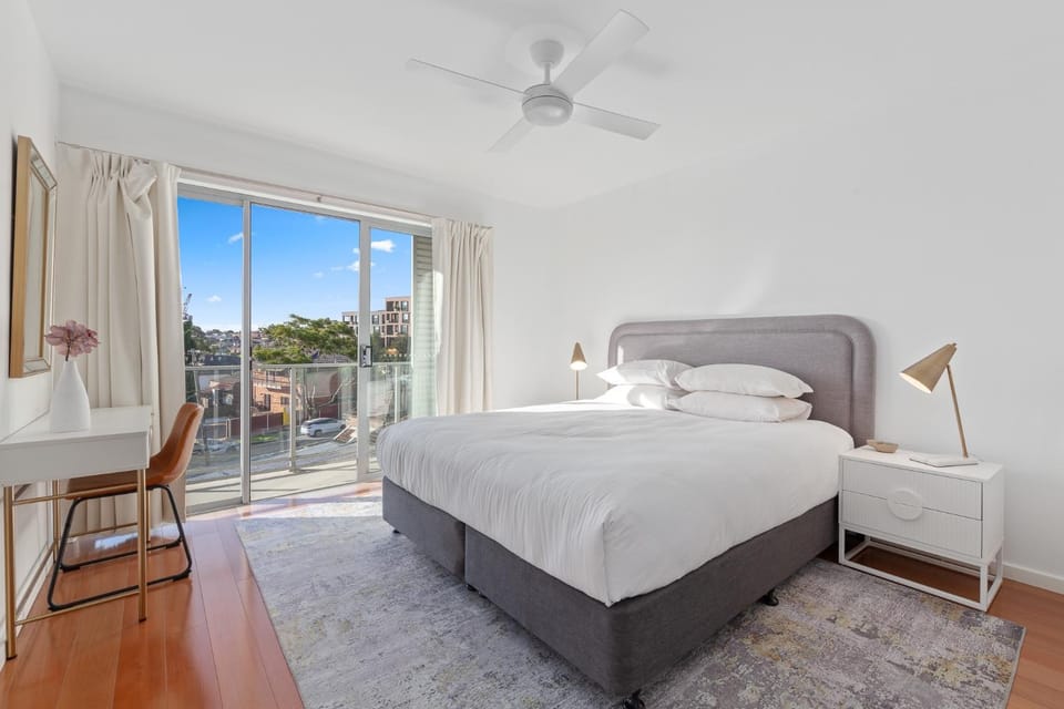 Bright 2-Bed Apartment with Balcony & Garage Apartment in Sydney
