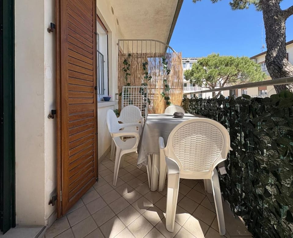 Patio, Day, Balcony/Terrace, Dining area