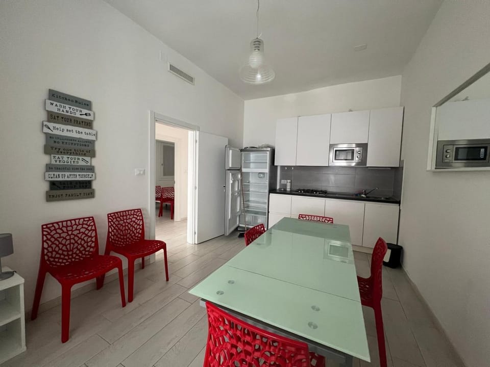 Kitchen or kitchenette, Dining area, stove