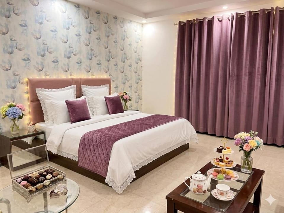Bed, Living room, Food and drinks, Photo of the whole room, Seating area, Bedroom, Food, Breakfast, Continental breakfast