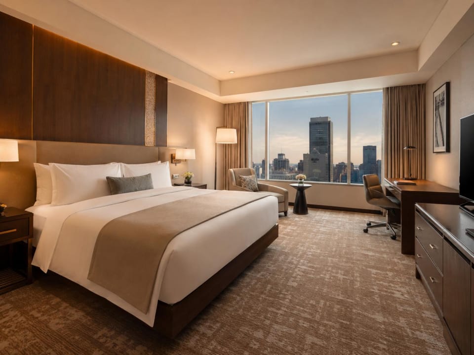 Communal lounge/ TV room, Bed, TV and multimedia, Photo of the whole room, Evening entertainment, Bedroom, City view, hair dresser