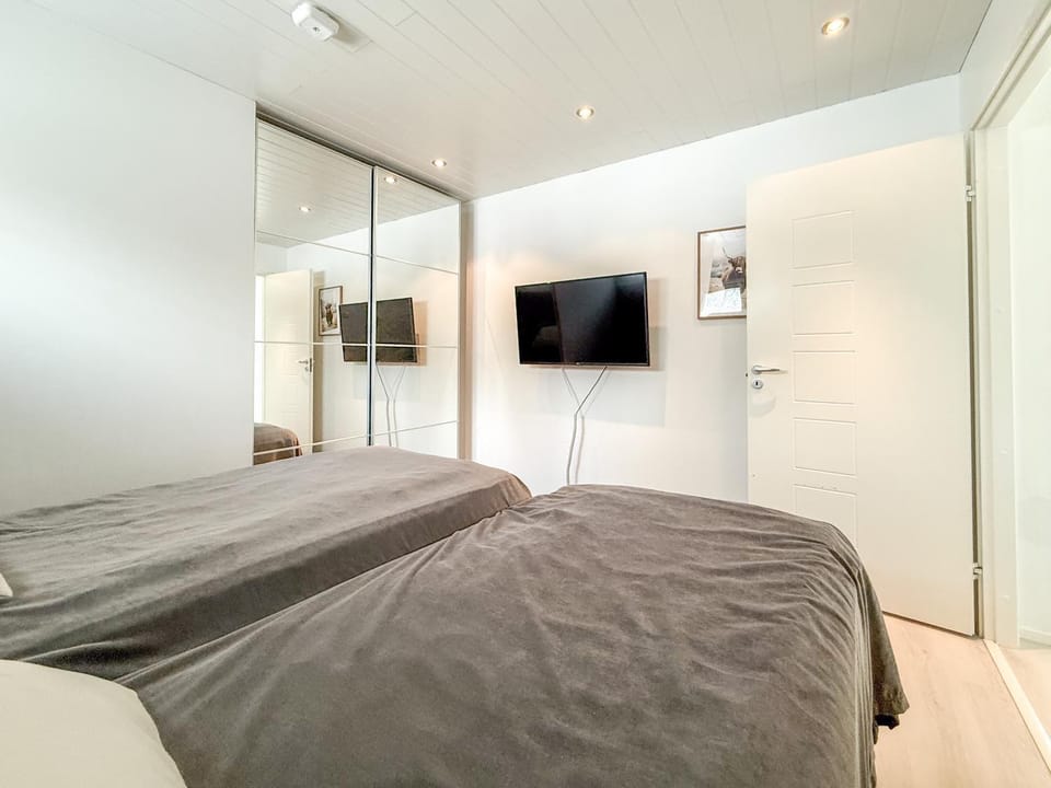 Bed, TV and multimedia, Photo of the whole room, Bedroom