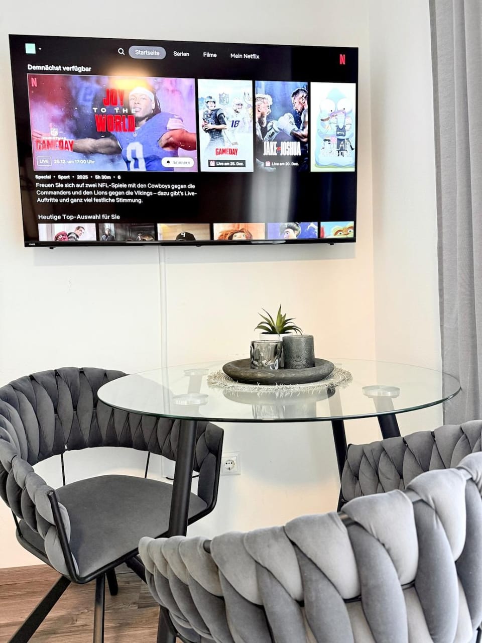 TV and multimedia, Seating area, Bedroom