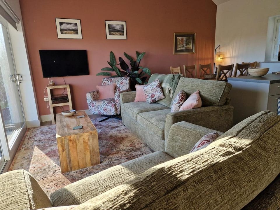 Communal lounge/ TV room, TV and multimedia, Living room, Seating area, Evening entertainment