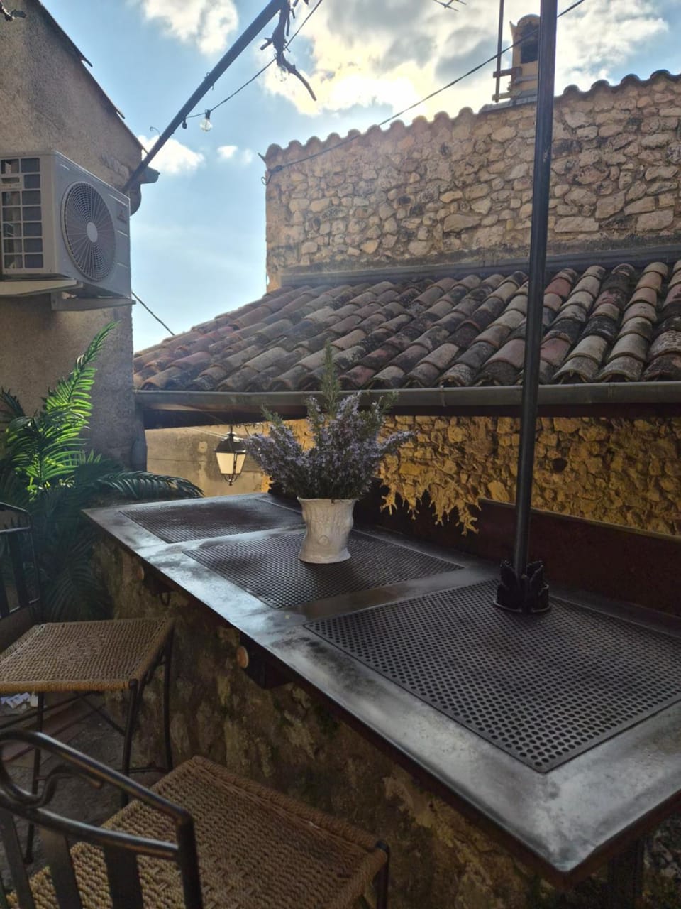 Suite La Chabraïre -Elégante et calme pour 2prs au coeur du village avec terrasse Apartment in Provence-Alpes-Côte d'Azur