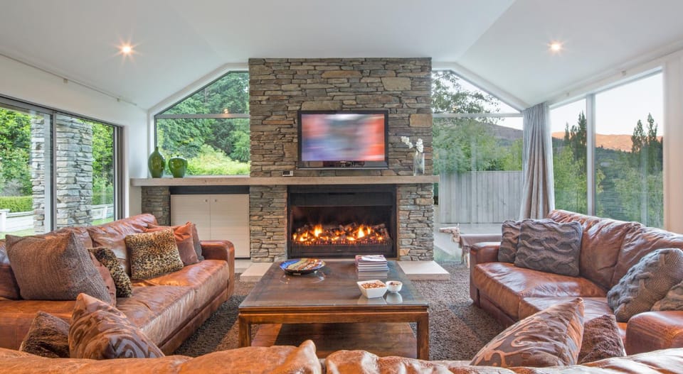 Day, TV and multimedia, Living room, Seating area, Garden view, fireplace