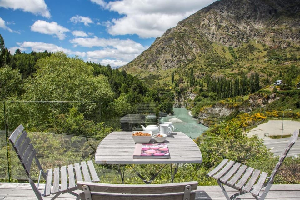 Riverview Retreat Holiday Home by MajorDomo House in Queenstown