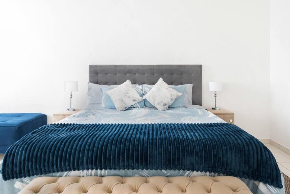 Bedfordview Suite 10 Min OR Tambo Eastgate No Load Shedding 2BED WiFi Apartment in Johannesburg