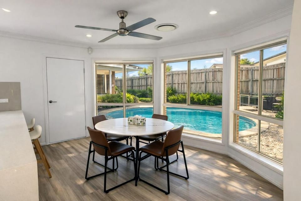 Full AC 3BR with Pool & 3 parking spot Apartment in Carindale