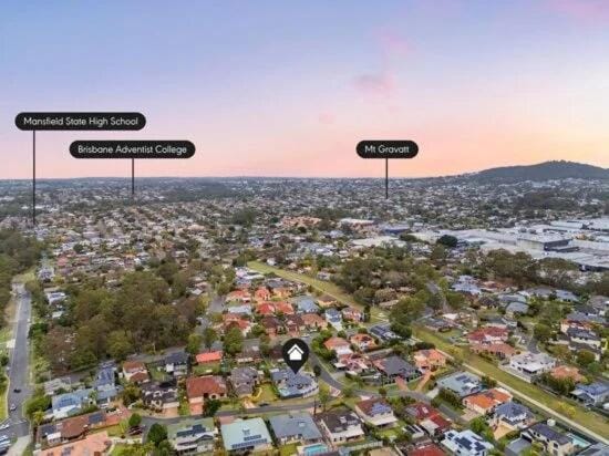Full AC 3BR with Pool & 3 parking spot Apartment in Carindale