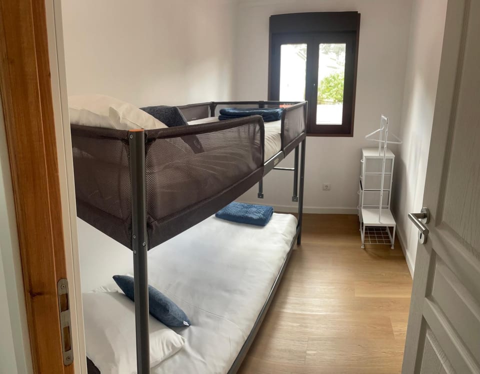 Bedroom, bunk bed