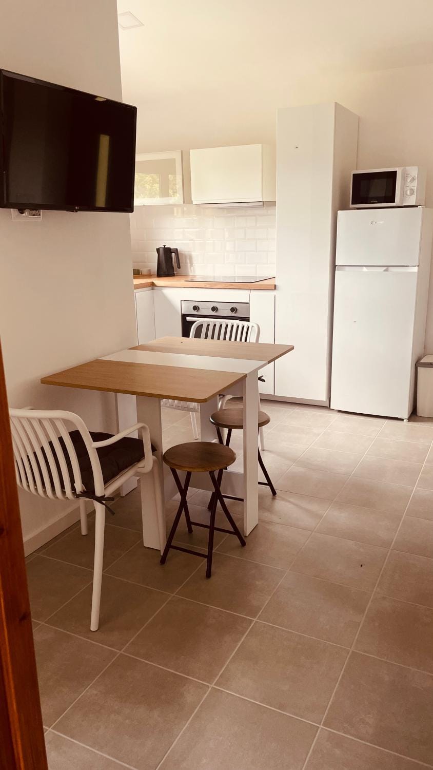 Kitchen or kitchenette, Dining area