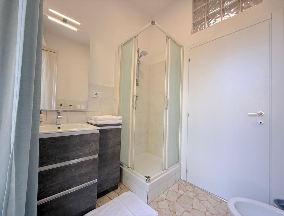 Shower, Bathroom, towels