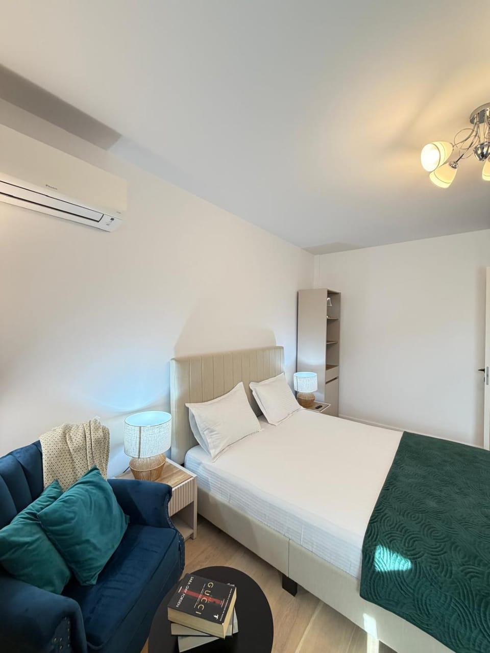 Old Town Vinyl Retreat near the Cathedral with retro vibes Apartment in Romania