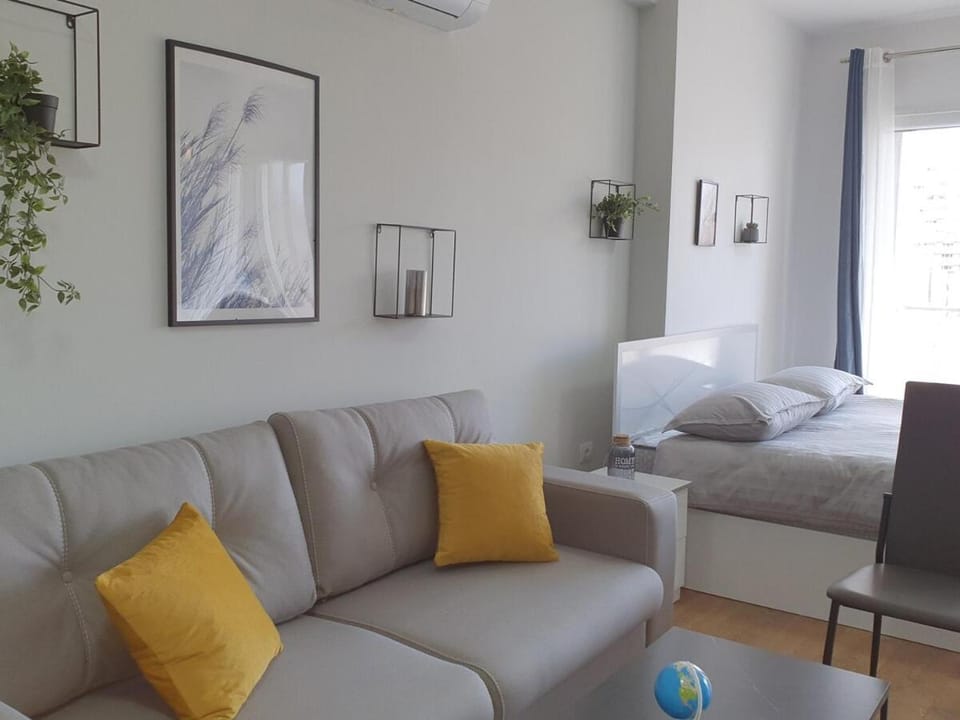Executive Studio Medreseja AC Lift WifiTV Balcony Apartment in Tirana