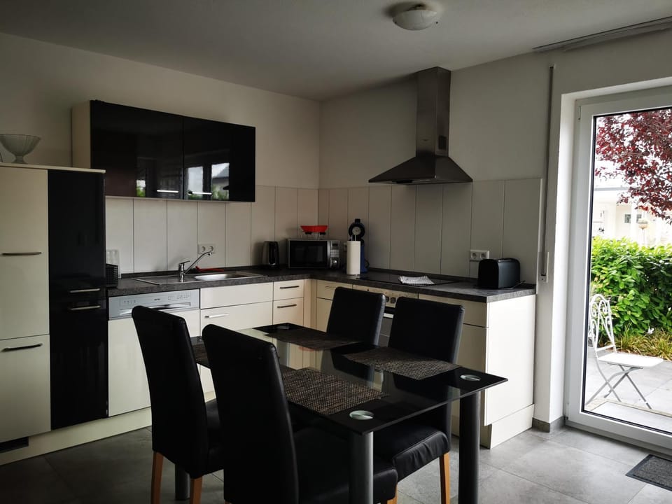 Casa Friedolin Privatzimmer mit eigenem Bad & Zugang zu Küche und Wohnzimmer Vacation rental in Friedrichshafen