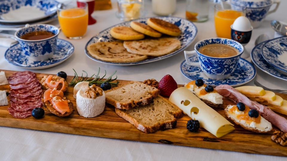 Food and drinks, Food, Breakfast, Continental breakfast, Buffet breakfast, Lunch, Dinner