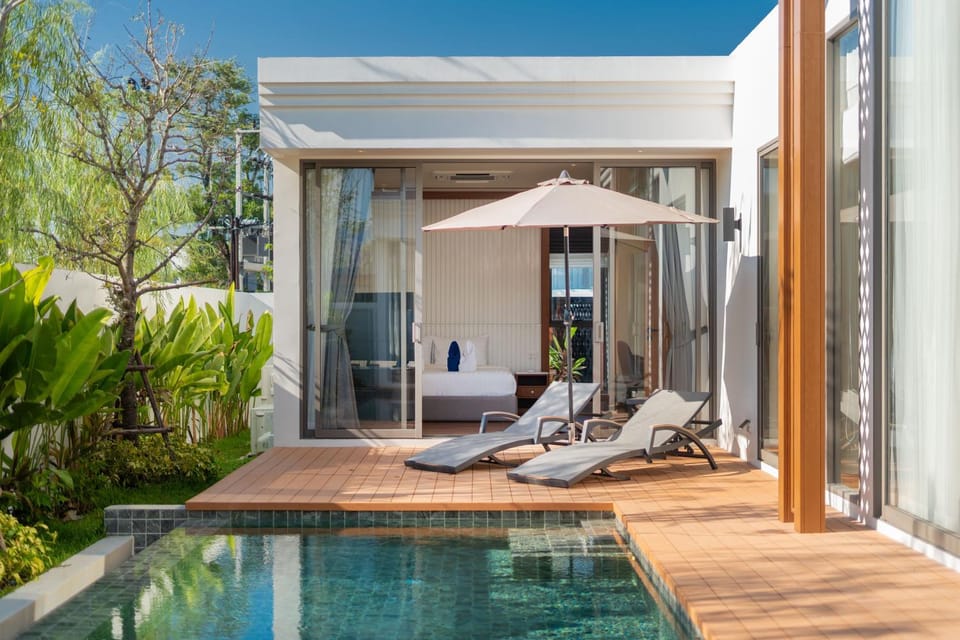 Patio, Swimming pool, sunbed
