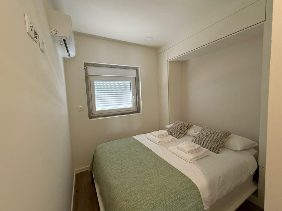 Bed, Photo of the whole room, Bedroom, air conditioner