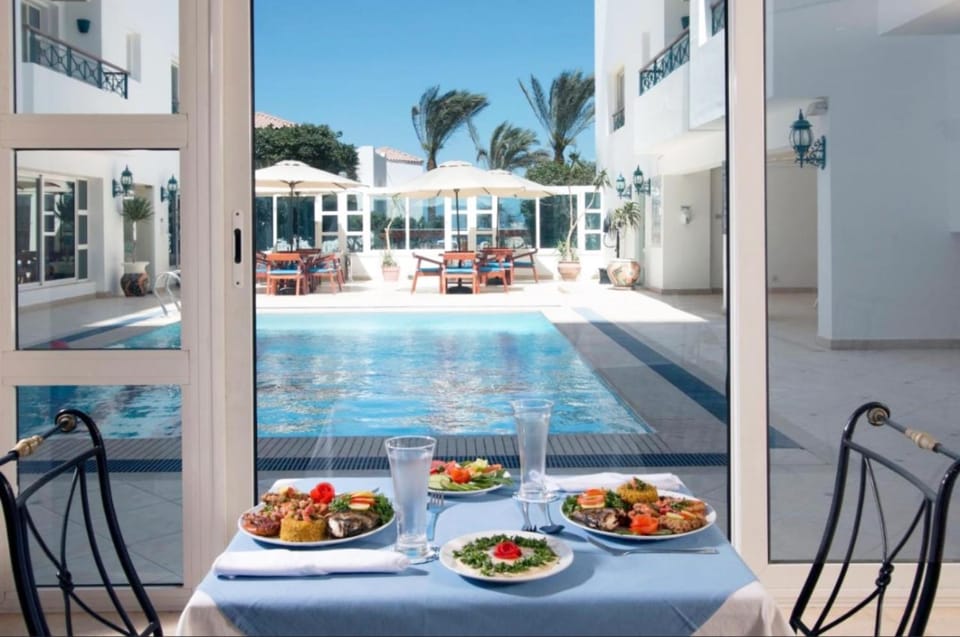 Patio, Day, Food and drinks, Food, Pool view, Swimming pool, Breakfast, Continental breakfast, Lunch, Dinner, Drinks, sunbed