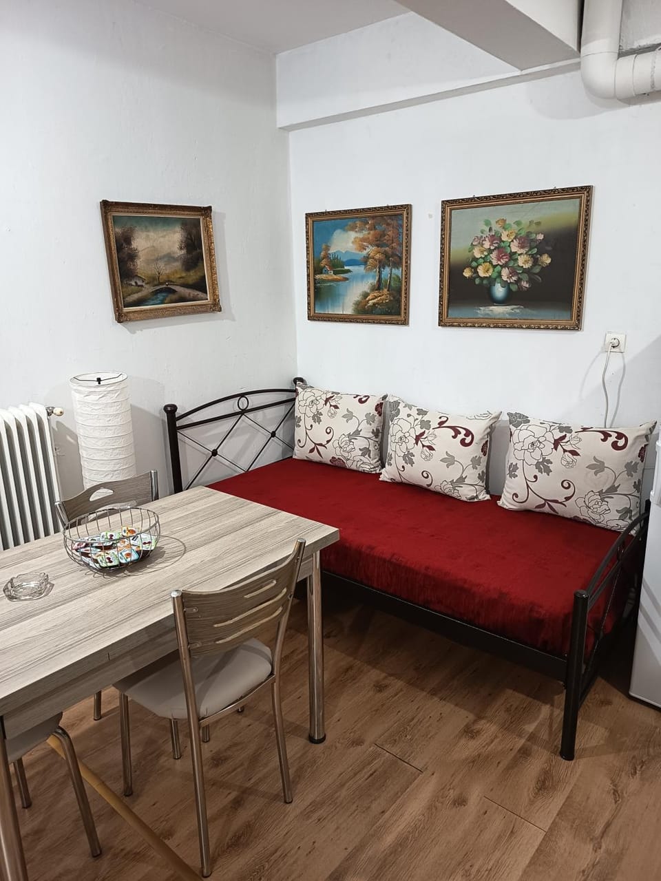 Seating area, Dining area