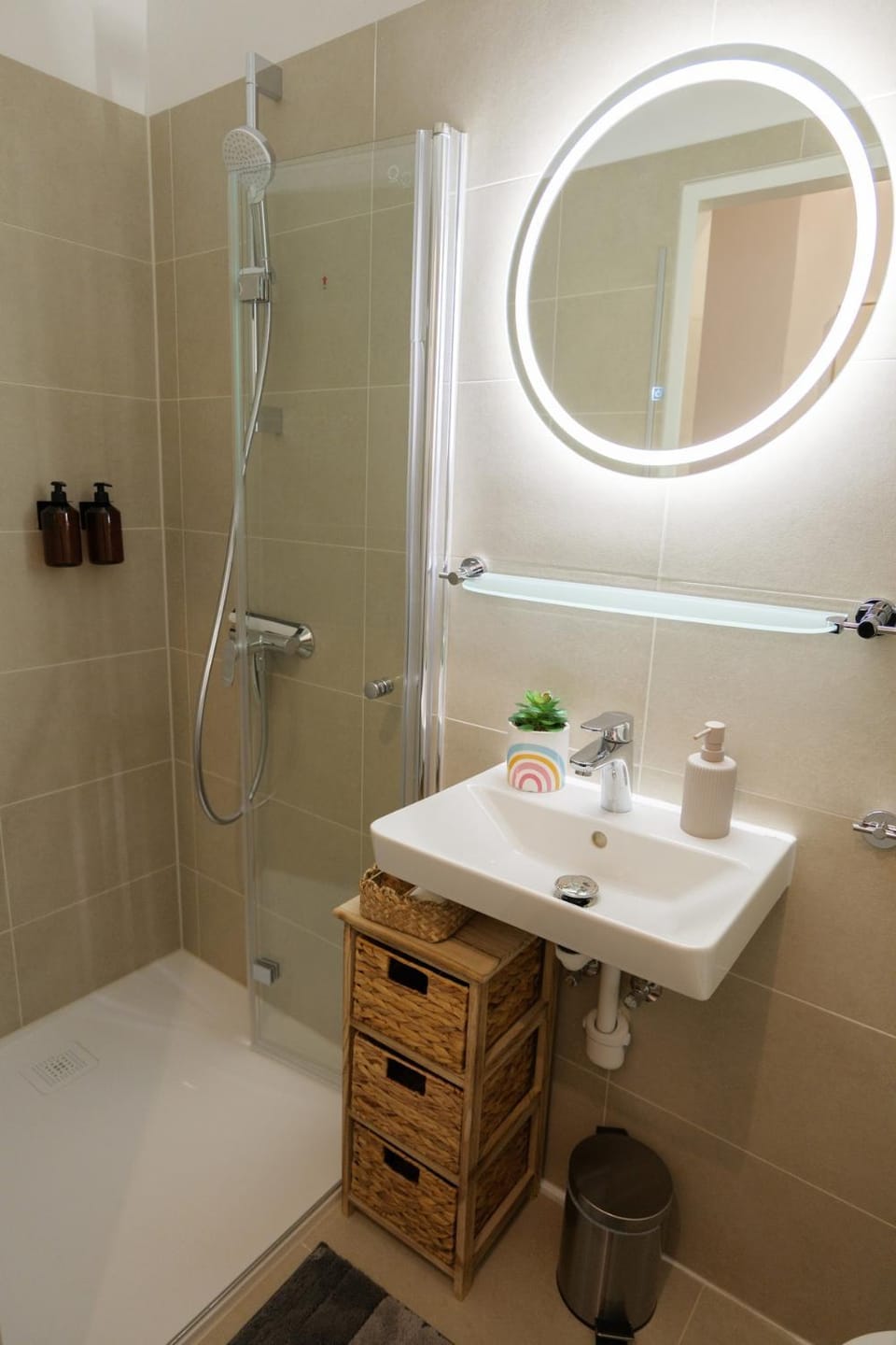 Shower, Toilet, Bathroom, Bath, towels