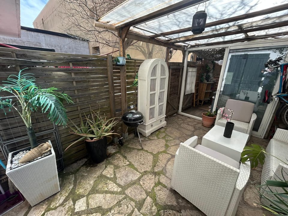 Beautiful studio with courtyard, parking and optional spa 30e per day Apartment in Agde