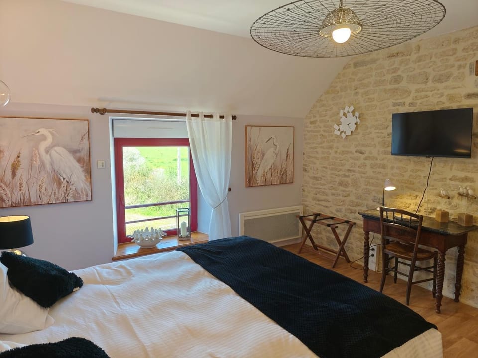 TV and multimedia, Photo of the whole room, Seating area, Bedroom