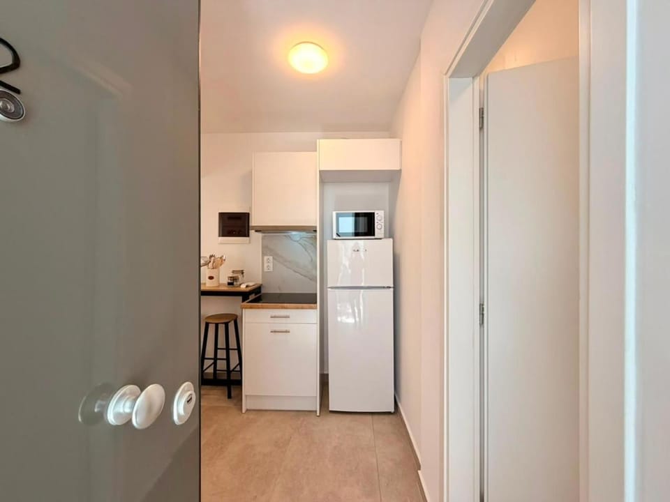 Kitchen or kitchenette, Dining area, microwave, stove