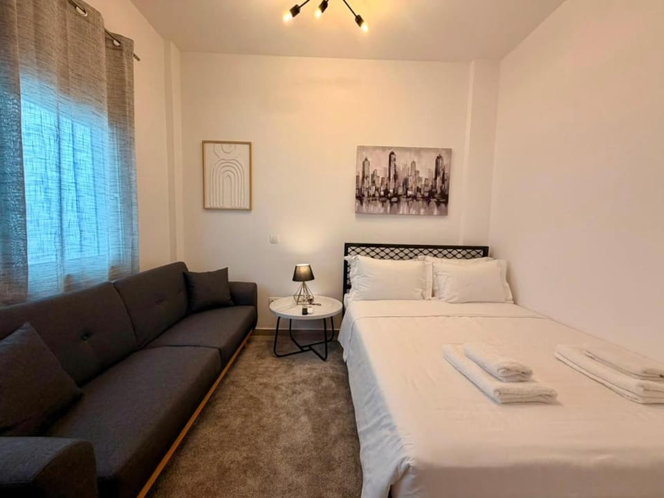 Bed, Photo of the whole room, Seating area, Bedroom