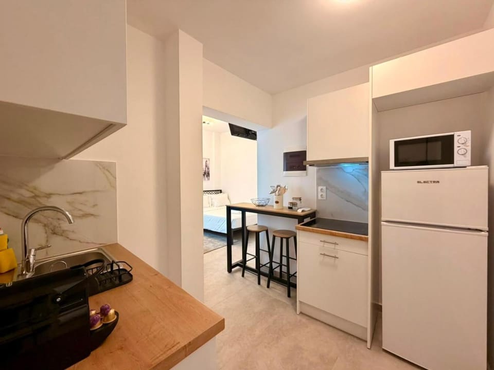 Coffee/tea facilities, Kitchen or kitchenette, Dining area, stove