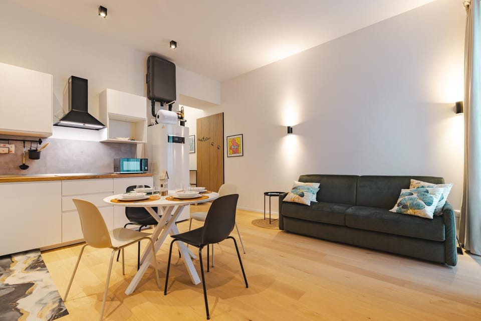 Kitchen or kitchenette, Living room, Seating area, Dining area