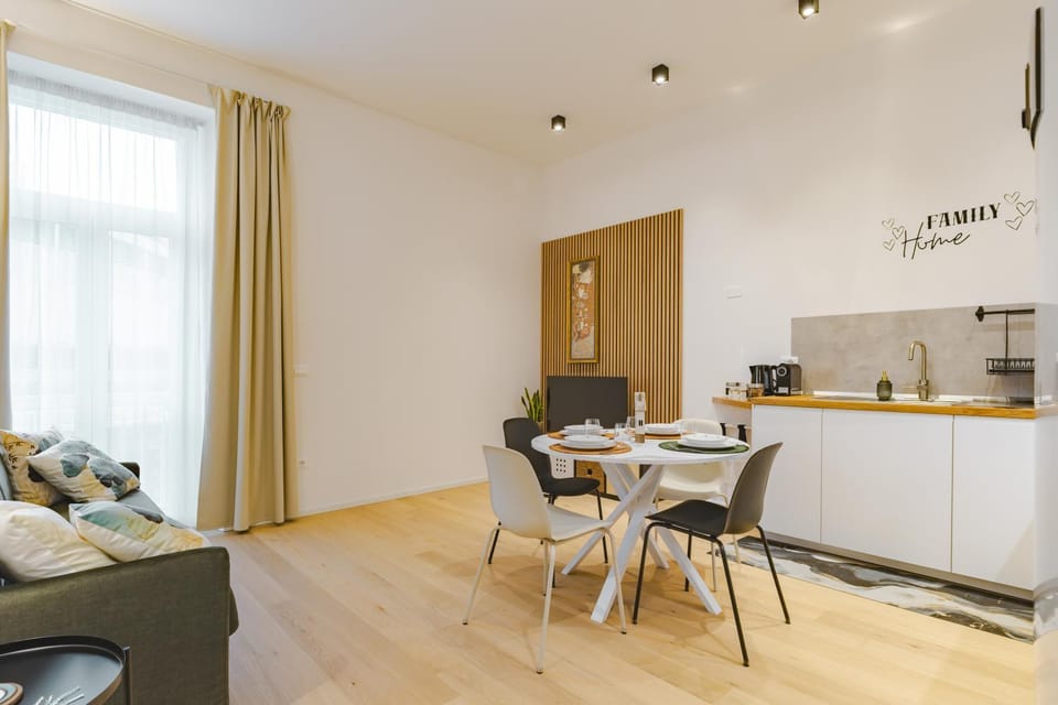 TV and multimedia, Kitchen or kitchenette, Living room, Seating area, Dining area