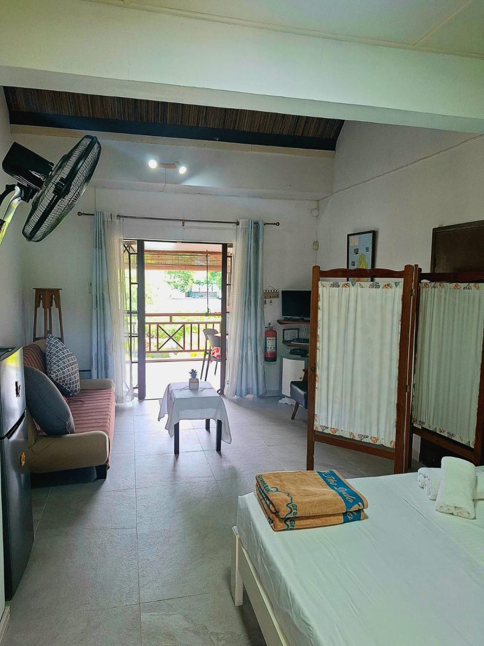 Bed, TV and multimedia, Kitchen or kitchenette, Living room, towels