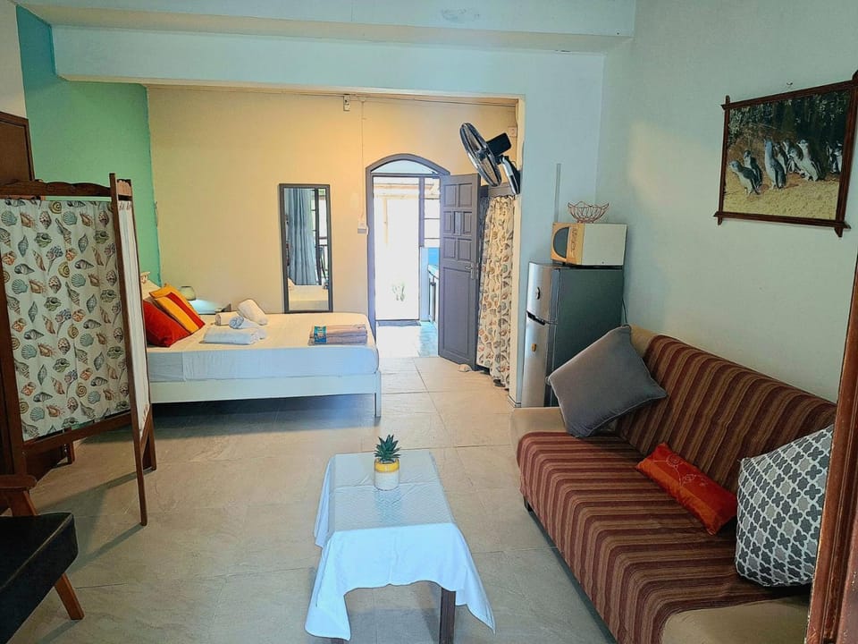 Bed, Seating area