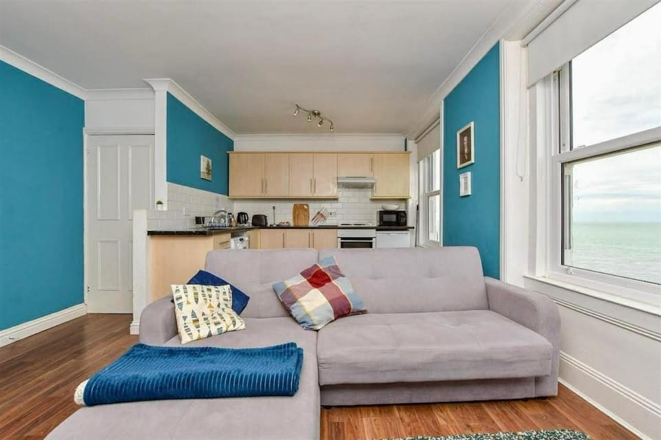 Coffee/tea facilities, Kitchen or kitchenette, Living room, Dining area, Sea view