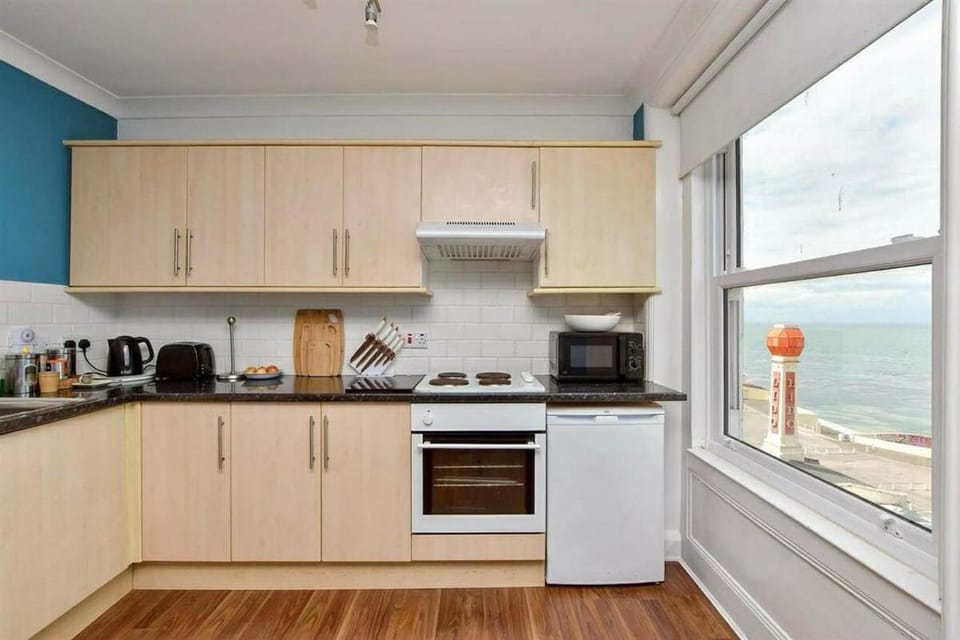 Coffee/tea facilities, Kitchen or kitchenette, Dining area, Sea view, stove, toaster