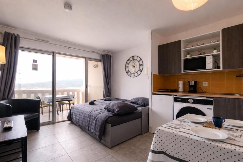 Stunning Sea View - Balcony - 2min to Beach - AC - WIFI - Pool Apartment in Cannes