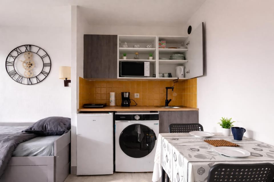 Stunning Sea View - Balcony - 2min to Beach - AC - WIFI - Pool Apartment in Cannes
