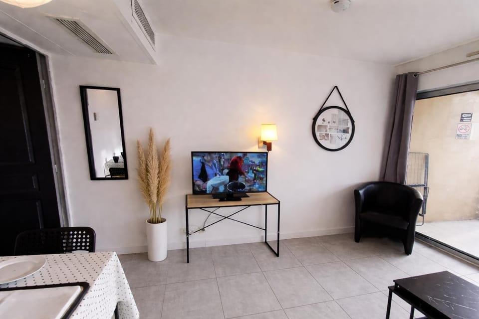 Stunning Sea View - Balcony - 2min to Beach - AC - WIFI - Pool Apartment in Cannes