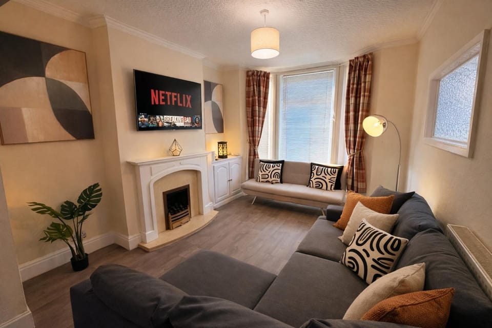 Brand new, sleeps 11, games room, smart tv every room, free parking, close to A63, Siemens, MKM stadium, HRI House in Hull