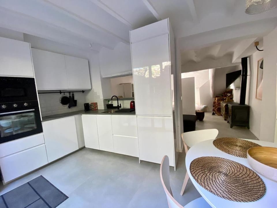 Kitchen or kitchenette, Dining area, dishwasher, microwave, oven, stove, kitchen, air conditioner