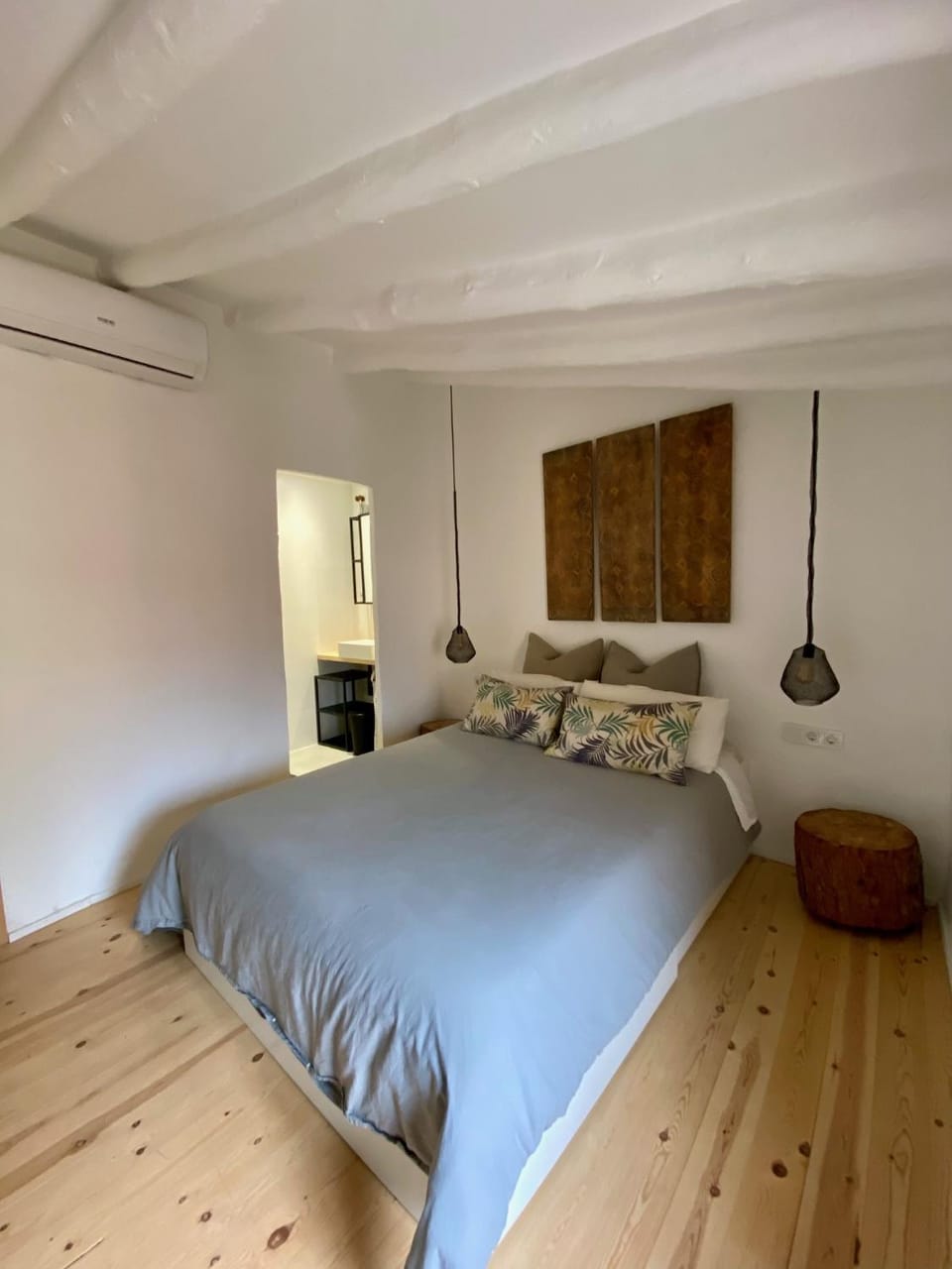 Bed, Photo of the whole room, Bedroom