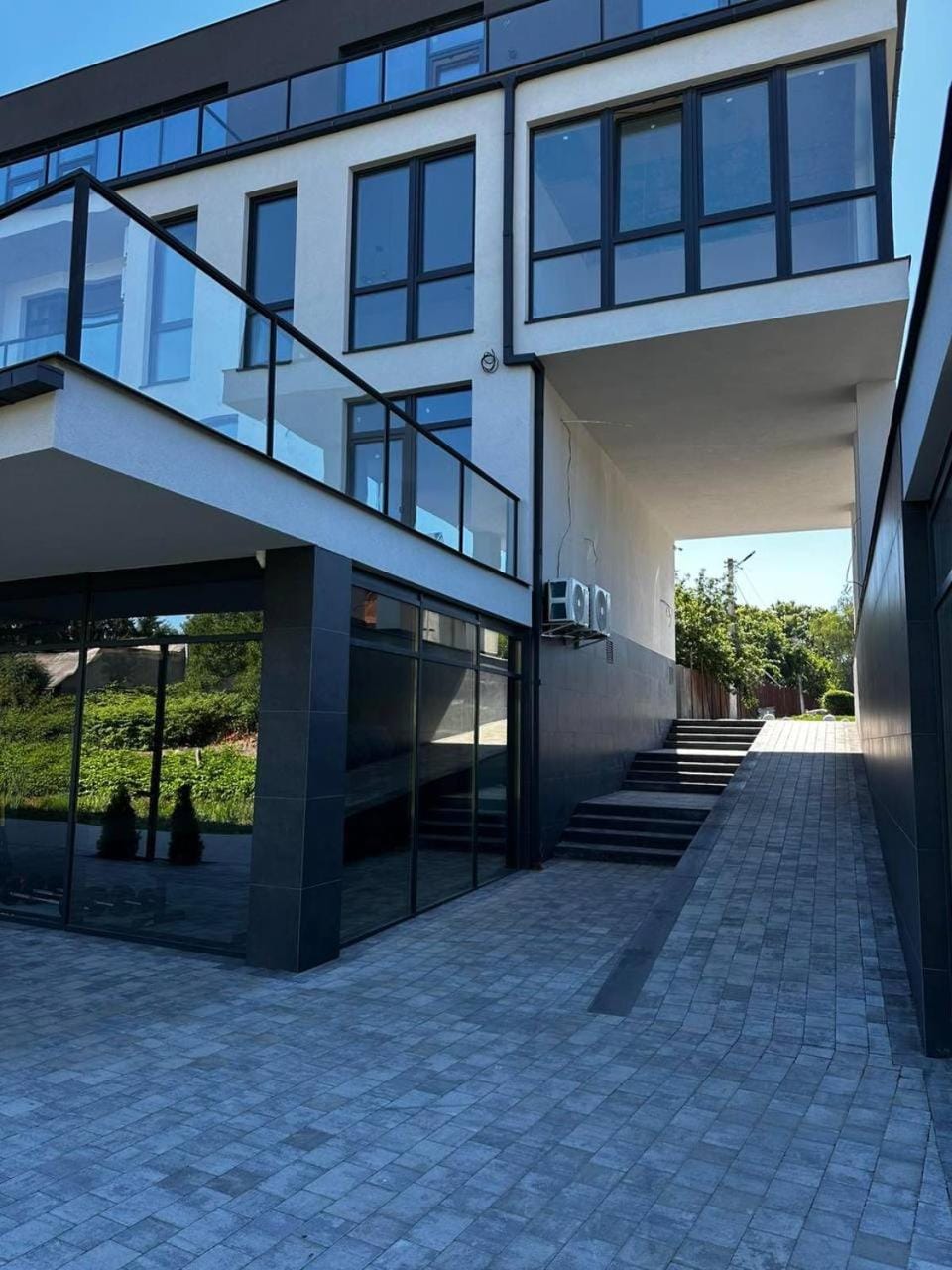 Facade/entrance