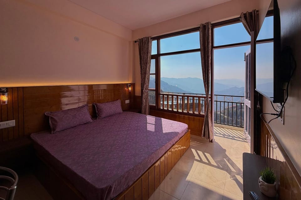 Bed, TV and multimedia, View (from property/room), Balcony/Terrace, Bedroom, Mountain view