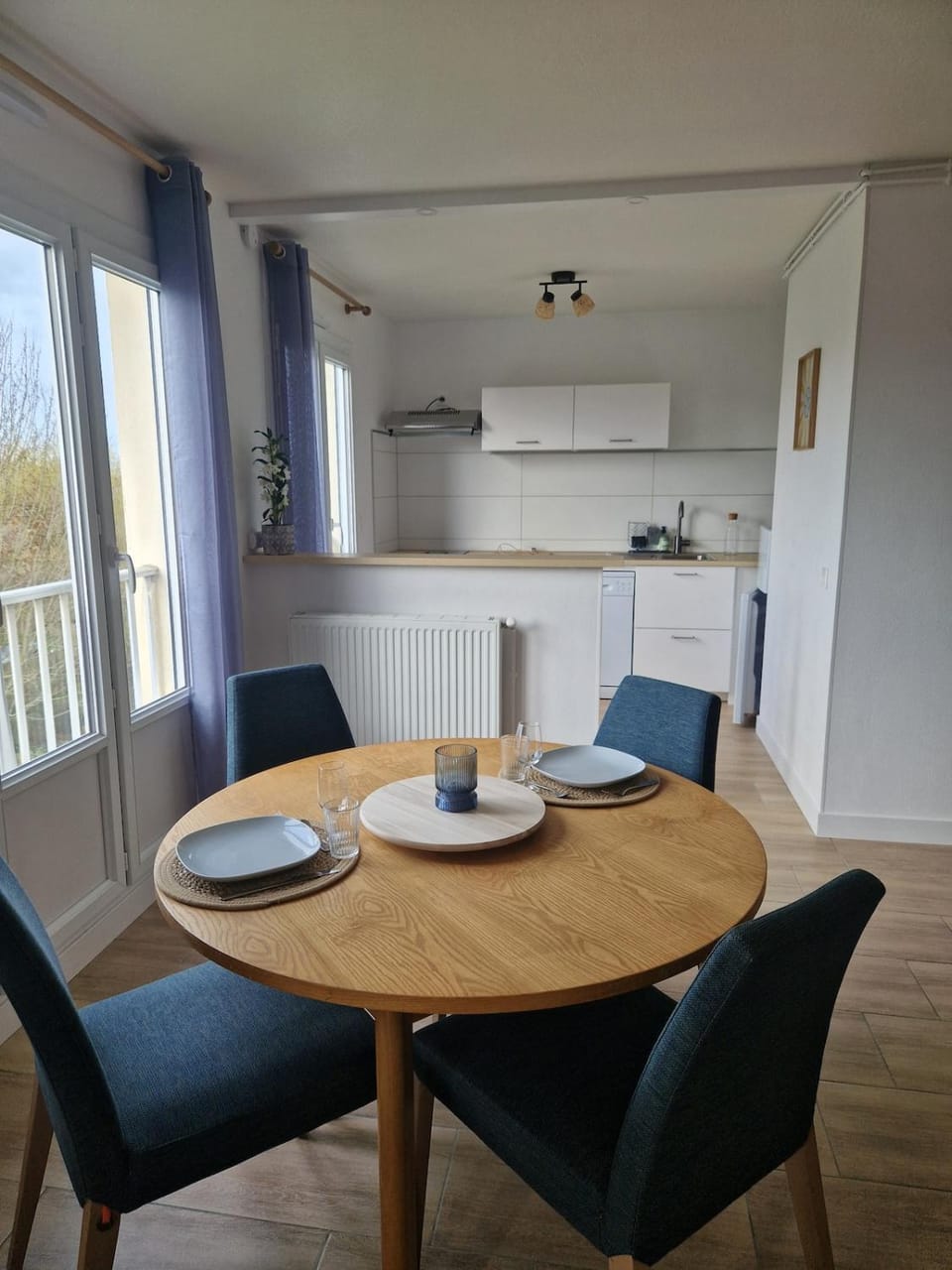 Kitchen or kitchenette, Seating area, Dining area, stove