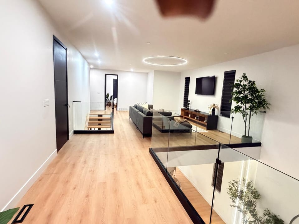 Downtown Luxe Stay - High River Villa in High River